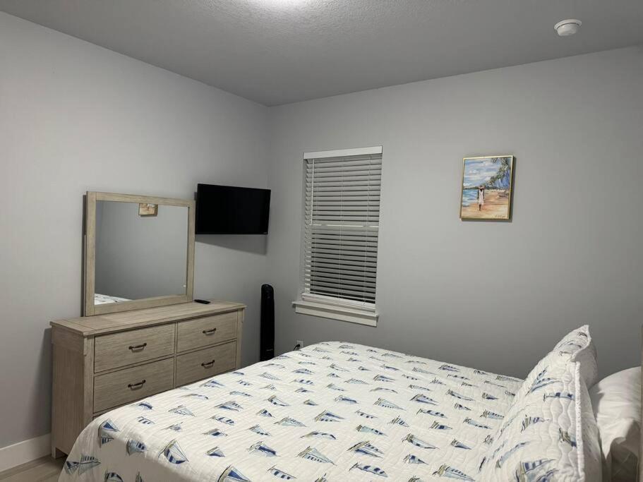 Brand New Tampa Oasis With Private Jacuzzi Retreat Villa ลูทซ์ ภายนอก รูปภาพ