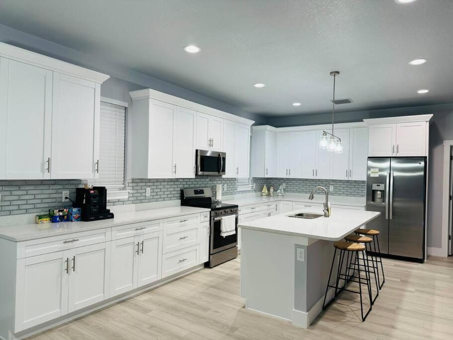 Brand New Tampa Oasis With Private Jacuzzi Retreat Villa ลูทซ์ ภายนอก รูปภาพ