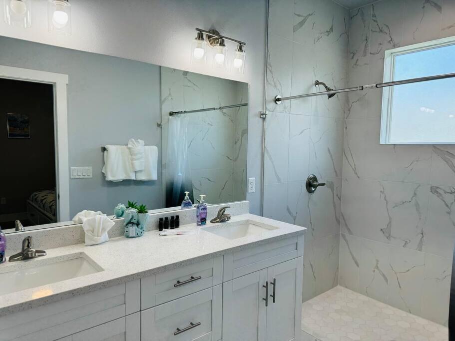 Brand New Tampa Oasis With Private Jacuzzi Retreat Villa ลูทซ์ ภายนอก รูปภาพ