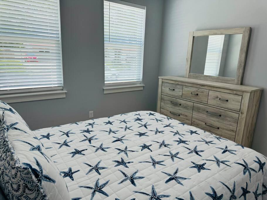 Brand New Tampa Oasis With Private Jacuzzi Retreat Villa ลูทซ์ ภายนอก รูปภาพ