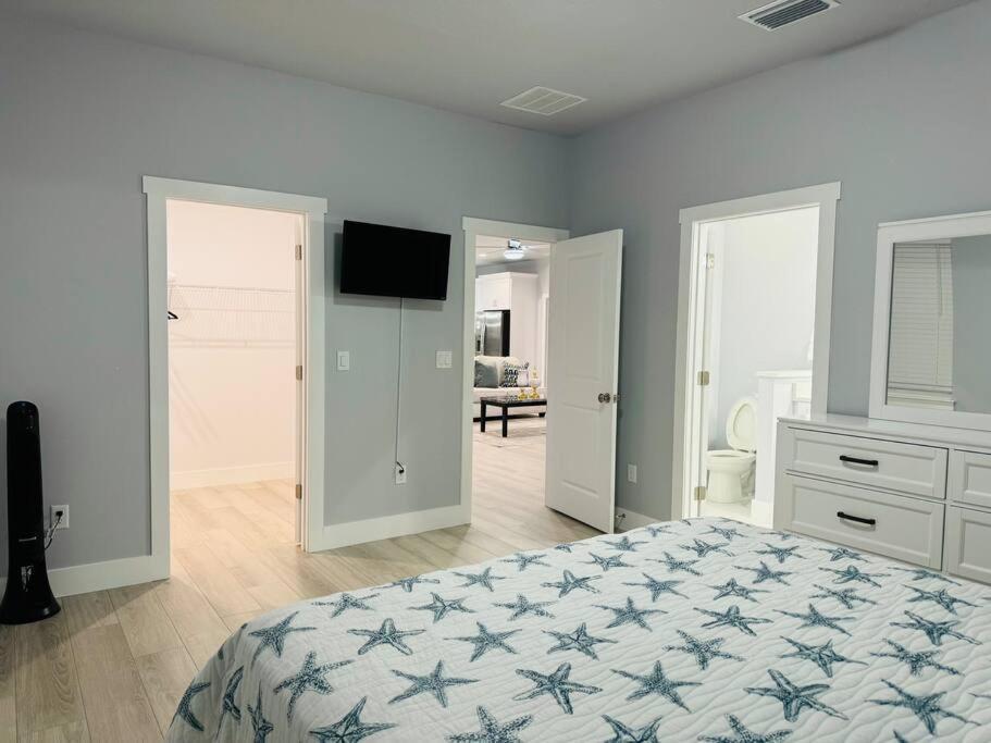 Brand New Tampa Oasis With Private Jacuzzi Retreat Villa ลูทซ์ ภายนอก รูปภาพ