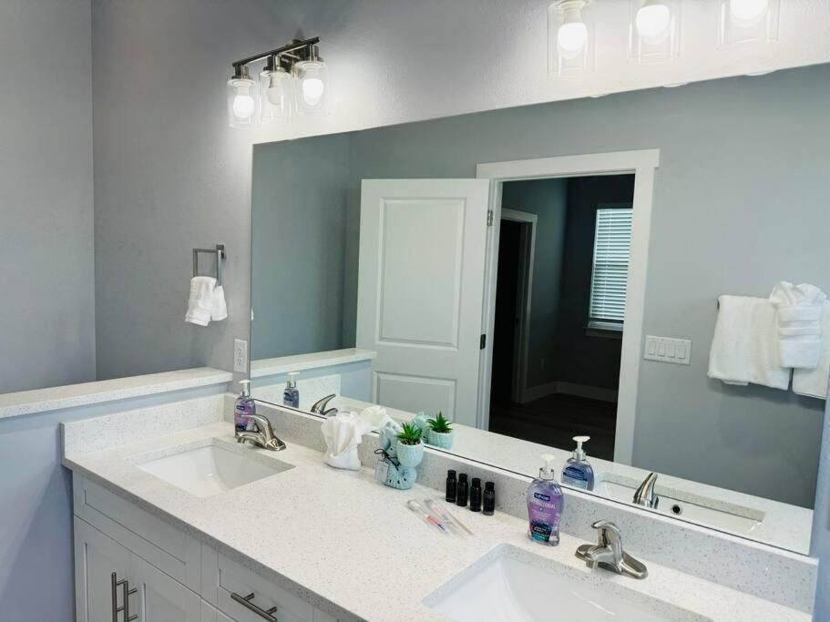 Brand New Tampa Oasis With Private Jacuzzi Retreat Villa ลูทซ์ ภายนอก รูปภาพ