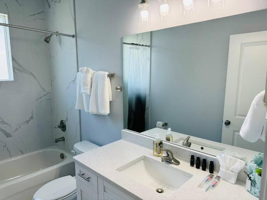 Brand New Tampa Oasis With Private Jacuzzi Retreat Villa ลูทซ์ ภายนอก รูปภาพ
