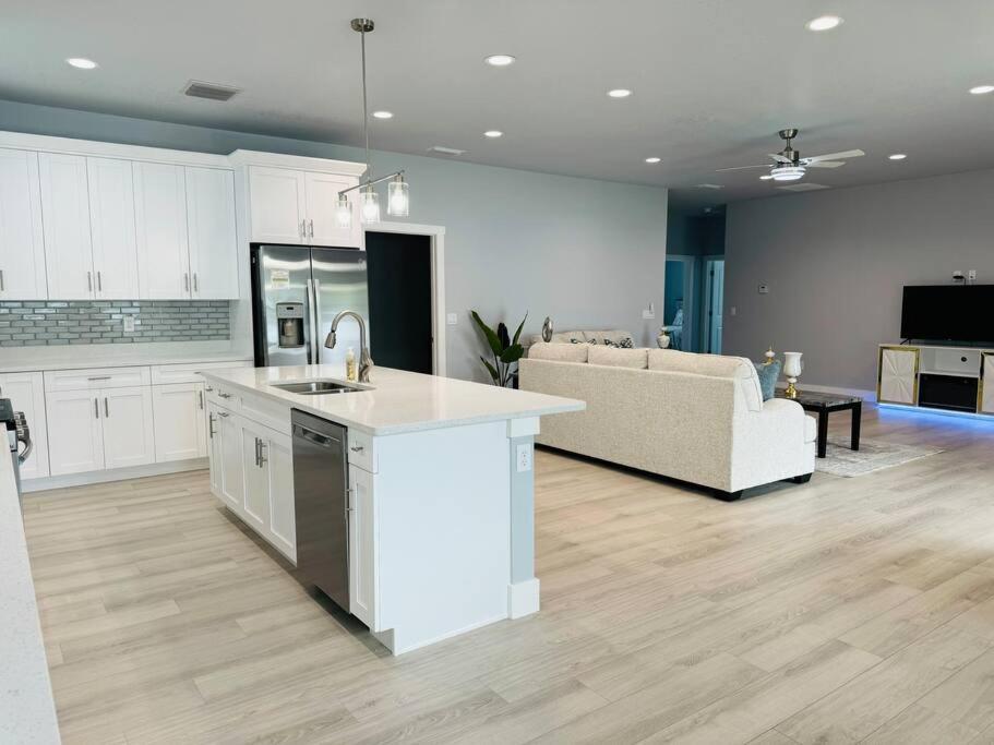 Brand New Tampa Oasis With Private Jacuzzi Retreat Villa ลูทซ์ ภายนอก รูปภาพ
